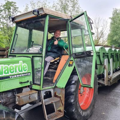 Roberto Platteau, technisch aankoper van Bellewaerde, rijdt rond met de tractor.