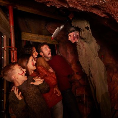 Een familie schrikt van een bebloede acteur in Mortal Mine van Bellewaerde Park.