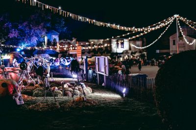 Het sfeervol verlichte Mexicoplein tijdens een Halloween nocturne in Bellewaerde Park.