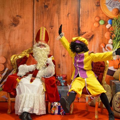 De Sint en Zwarte Piet tijdens een meet & greet in Bellewaerde Aquapark.