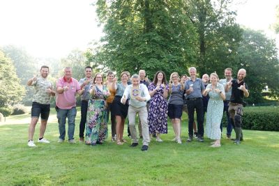 Het Bellewaerde team poseert met de Voka Charter Duurzaam Ondernemen award in het park.