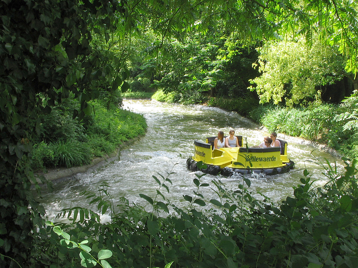 Een Bengal Rapid River bootje vaart doorheen het dichte bladerdek