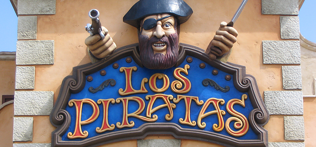 De Los Piratas gevel met het imposante ingangsbord en de tot de tanden gewapende kapitein John Speedy.
